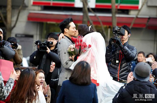 袁咏仪与张智霖幸福拥吻