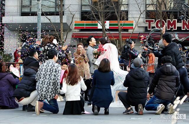 张智霖在首尔街头500人的围观与祝福下 向袁咏仪浪漫求婚