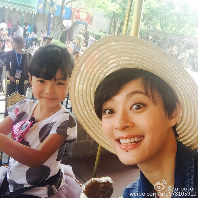 娘娘玩嗨！孙俪陪小姑娘游迪士尼 表情帝上身对眼扮丑