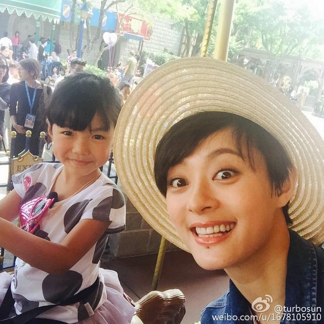 娘娘玩嗨！孙俪陪小姑娘游迪士尼 表情帝上身对眼扮丑