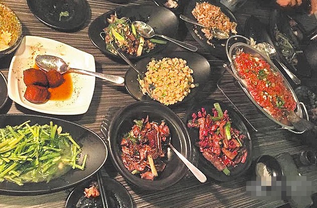 大S素颜吃美食显疲惫 复出在即开心不忌口