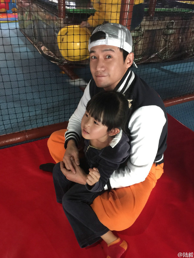 小小女汉子！贝儿梳马尾玩攀岩爬上爬下 陆毅陪伴左右