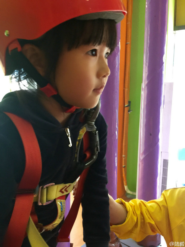 小小女汉子！贝儿梳马尾玩攀岩爬上爬下 陆毅陪伴左右
