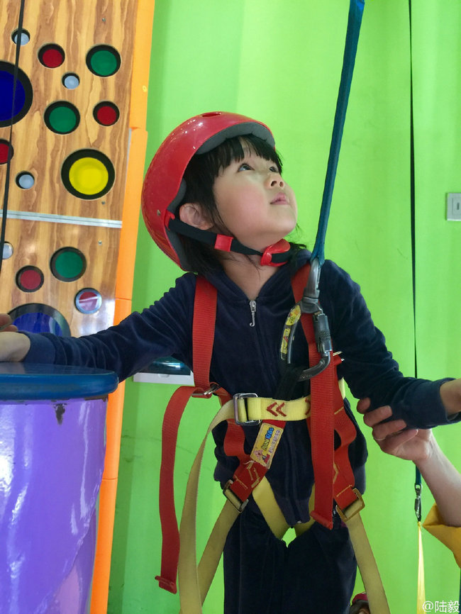 小小女汉子！贝儿梳马尾玩攀岩爬上爬下 陆毅陪伴左右