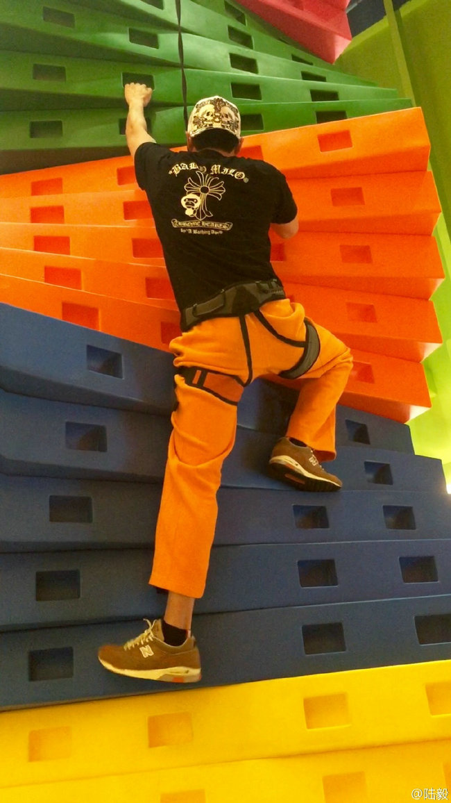 小小女汉子！贝儿梳马尾玩攀岩爬上爬下 陆毅陪伴左右