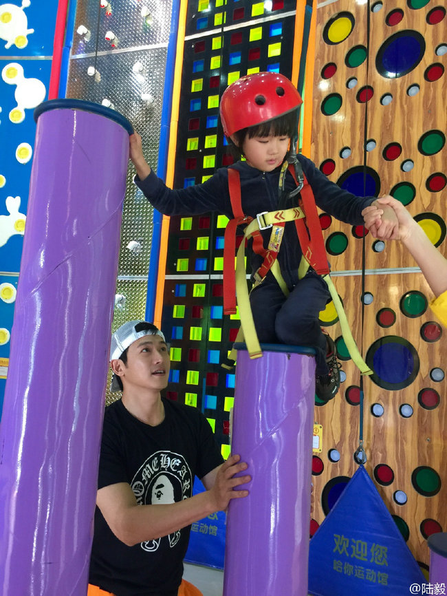 小小女汉子！贝儿梳马尾玩攀岩爬上爬下 陆毅陪伴左右
