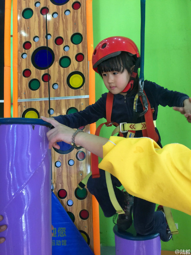 小小女汉子！贝儿梳马尾玩攀岩爬上爬下 陆毅陪伴左右