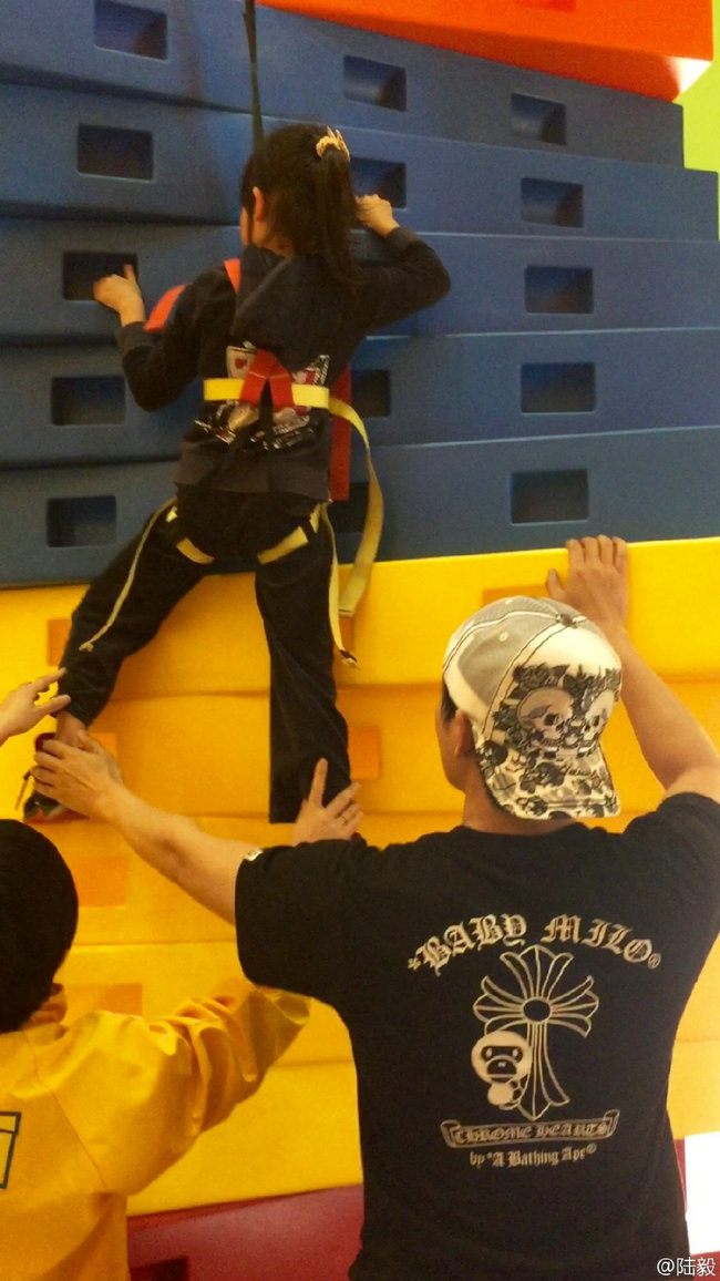 小小女汉子！贝儿梳马尾玩攀岩爬上爬下 陆毅陪伴左右