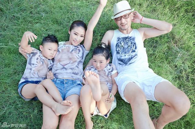 管虎梁静一家四口幸福合影 一双儿女同出镜