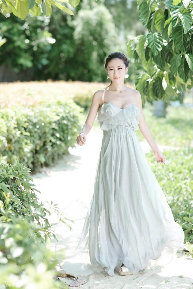 管虎梁静一家四口幸福合影 一双儿女同出镜