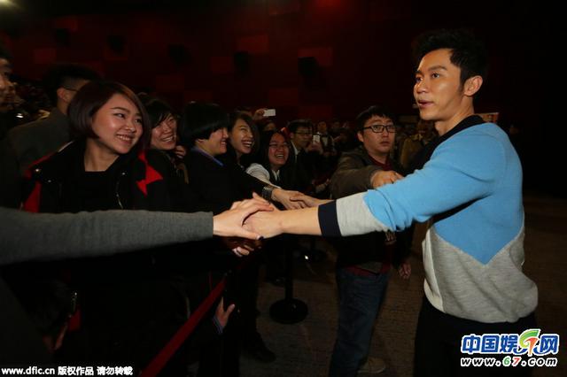 李晨遭粉丝紧握不放现场脱衣大秀腹肌