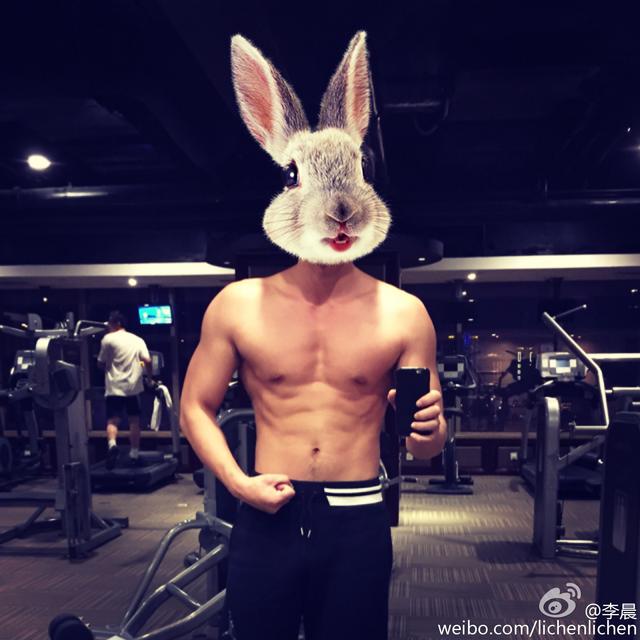 李晨大秀腹肌照