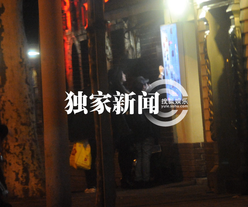 陈妍希深夜泡吧 难忍排队拖助理逛超市