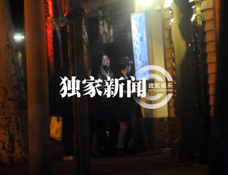 陈妍希深夜泡吧 难忍排队拖助理逛超市