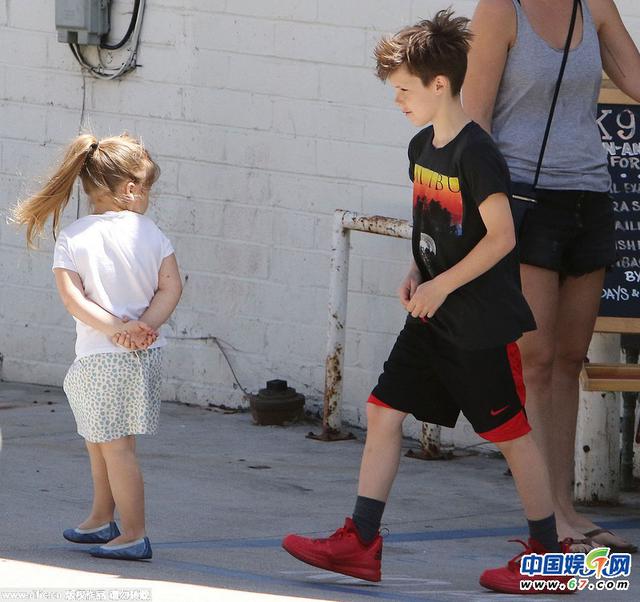 小七表情严肃似小领导 哥哥克鲁兹紧随七公主当护花使者