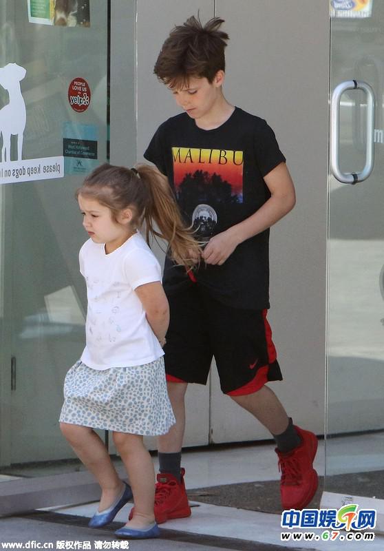 小七表情严肃似小领导 哥哥克鲁兹紧随七公主当护花使者