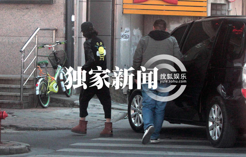 刘诗诗跑银行查账单 民国卷发混搭潮装