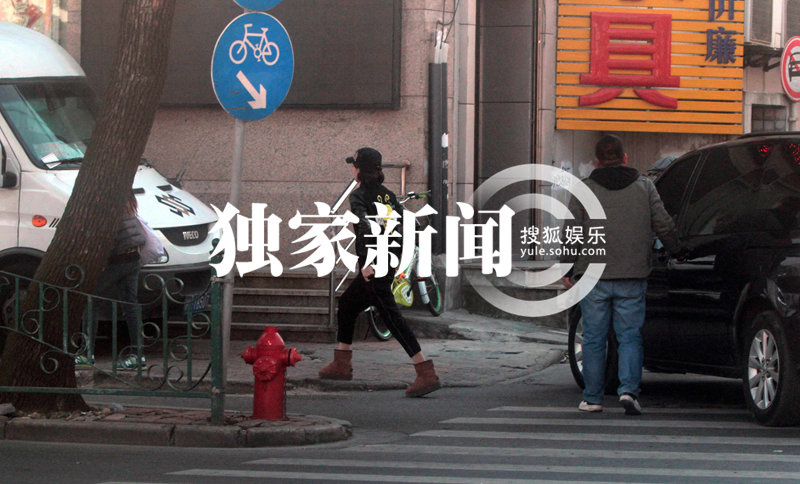 刘诗诗跑银行查账单 民国卷发混搭潮装