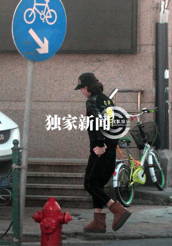 刘诗诗跑银行查账单 民国卷发混搭潮装