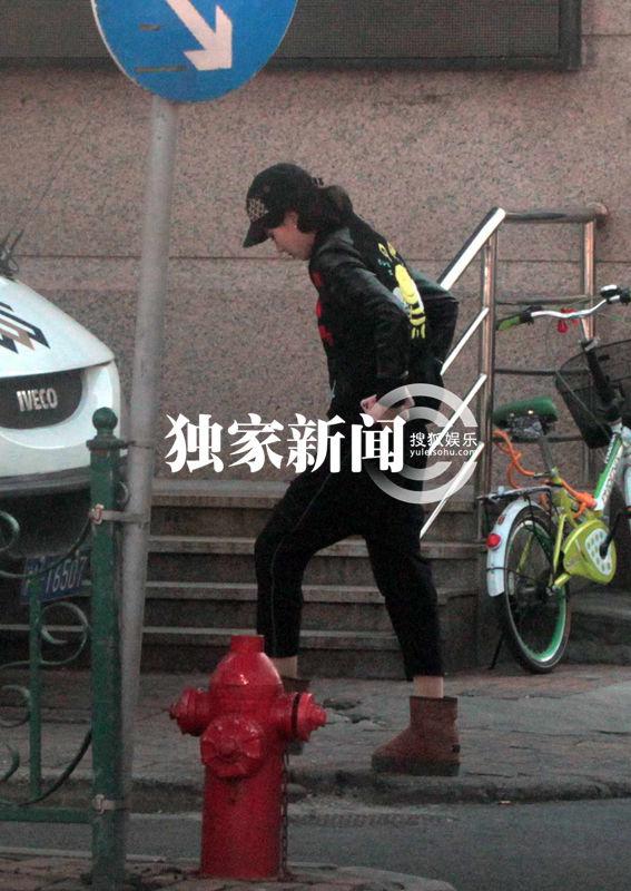 刘诗诗跑银行查账单 民国卷发混搭潮装