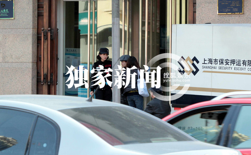 刘诗诗跑银行查账单 民国卷发混搭潮装