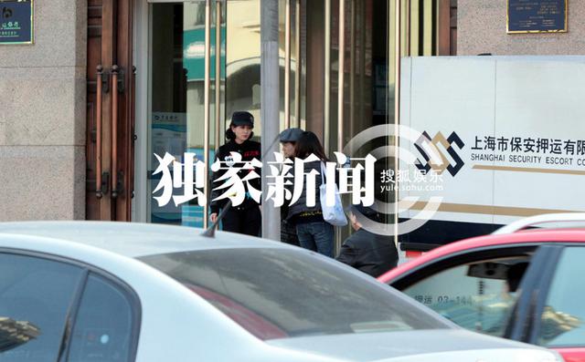 刘诗诗跑银行查账单 民国卷发混搭潮装