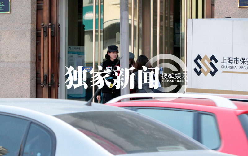 刘诗诗跑银行查账单 民国卷发混搭潮装
