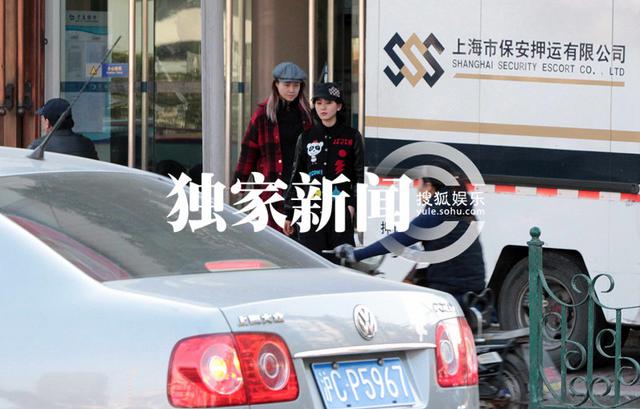 刘诗诗跑银行查账单 民国卷发混搭潮装