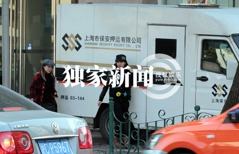 刘诗诗跑银行查账单 民国卷发混搭潮装