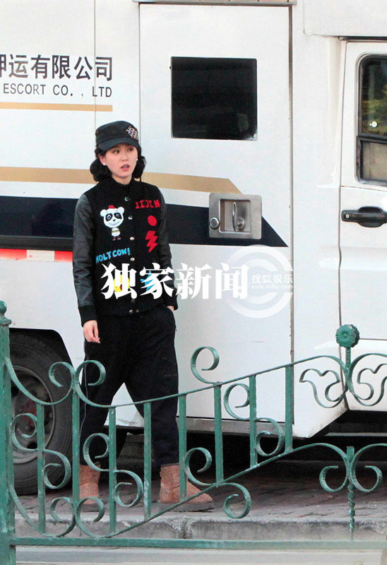 刘诗诗跑银行查账单 民国卷发混搭潮装