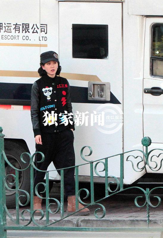 刘诗诗跑银行查账单 民国卷发混搭潮装