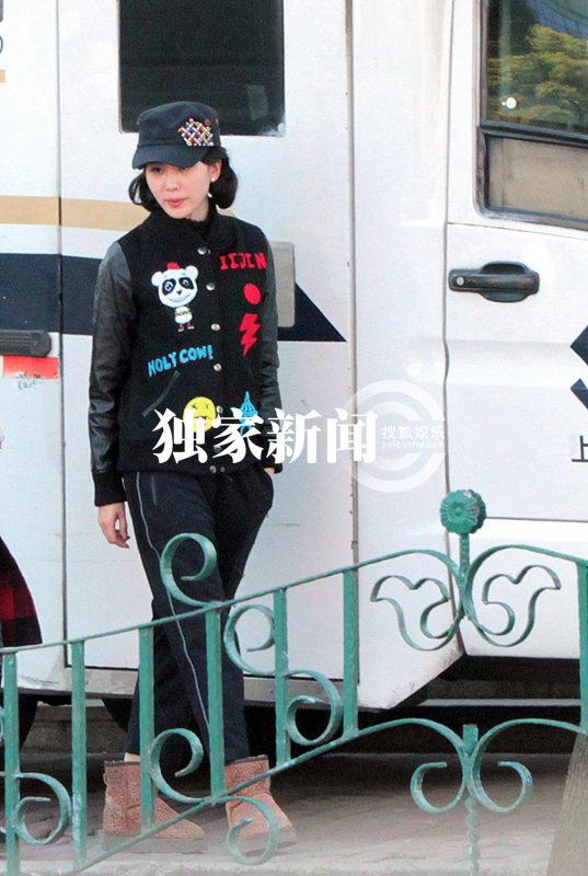 刘诗诗跑银行查账单 民国卷发混搭潮装