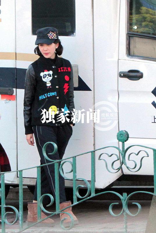 刘诗诗跑银行查账单 民国卷发混搭潮装