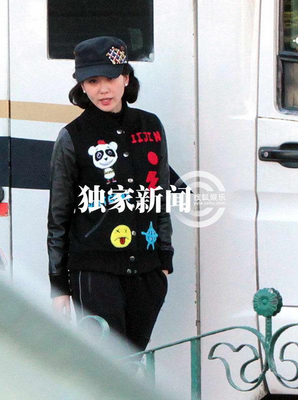 刘诗诗跑银行查账单 民国卷发混搭潮装