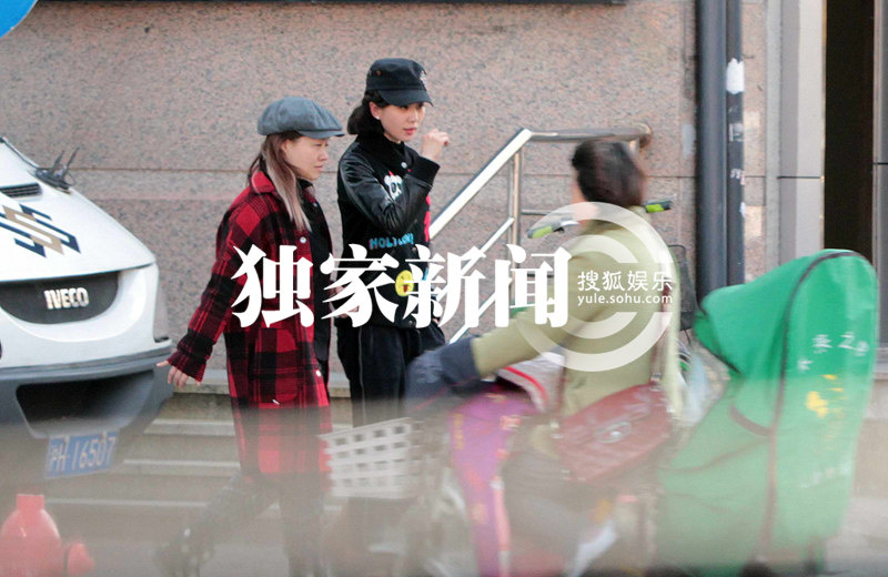 刘诗诗跑银行查账单 民国卷发混搭潮装