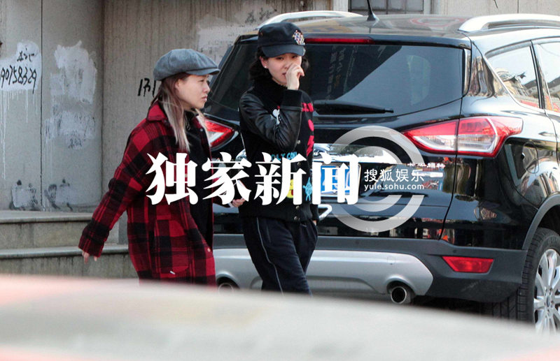 刘诗诗跑银行查账单 民国卷发混搭潮装