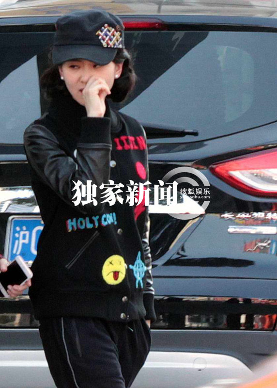 刘诗诗跑银行查账单 民国卷发混搭潮装