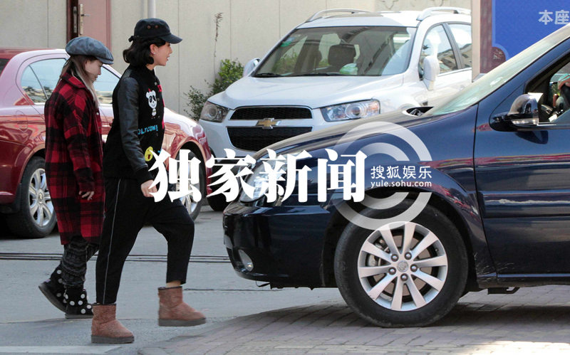 刘诗诗跑银行查账单 民国卷发混搭潮装