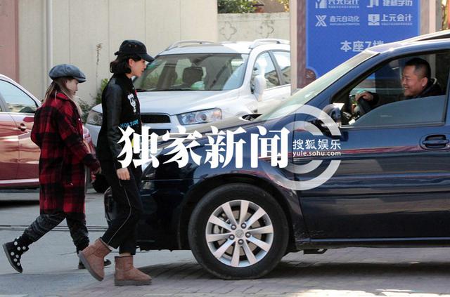 刘诗诗跑银行查账单 民国卷发混搭潮装