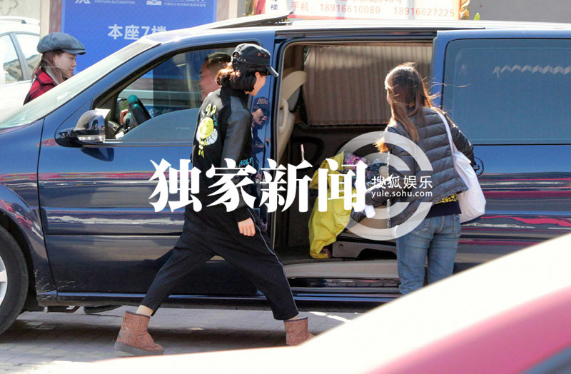 刘诗诗跑银行查账单 民国卷发混搭潮装