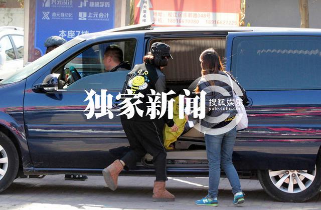 刘诗诗跑银行查账单 民国卷发混搭潮装