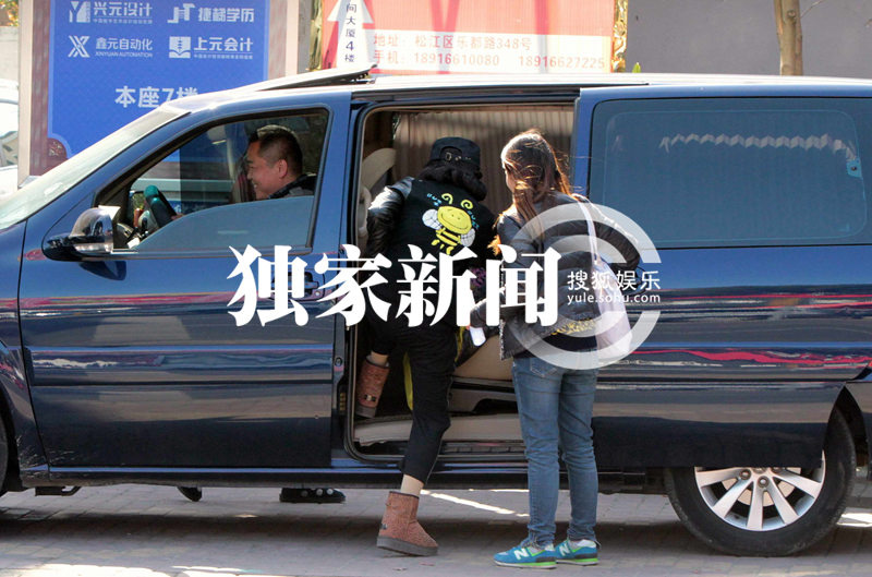 刘诗诗跑银行查账单 民国卷发混搭潮装