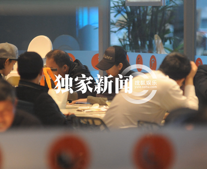 唐一菲打飞的探班凌潇肃 狼吞虎咽解决温饱