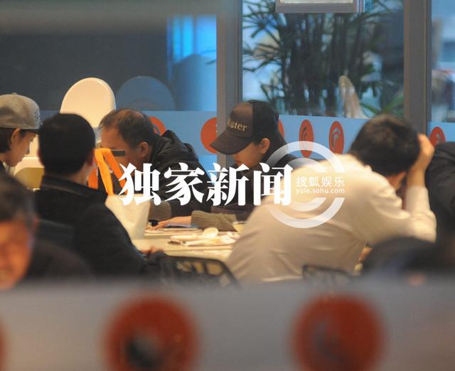 唐一菲打飞的探班凌潇肃 狼吞虎咽解决温饱