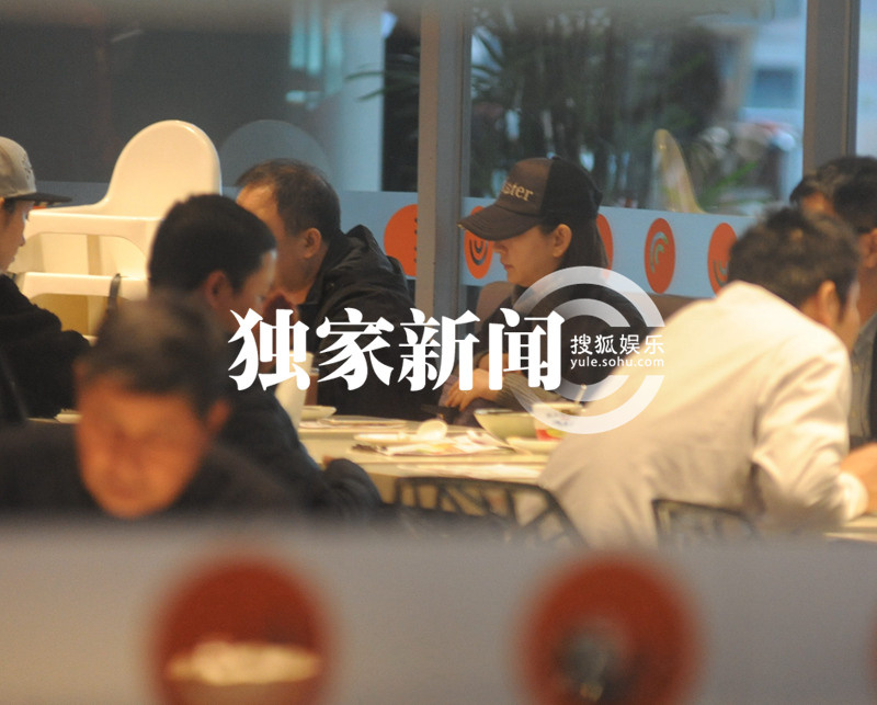 唐一菲打飞的探班凌潇肃 狼吞虎咽解决温饱