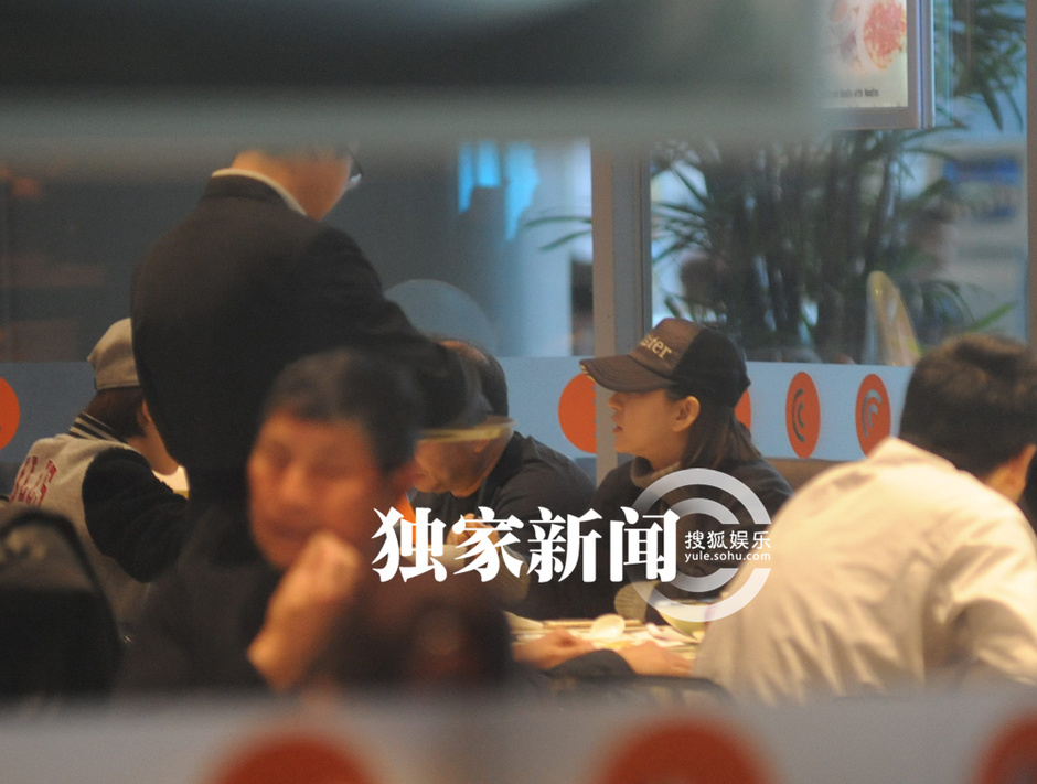 唐一菲打飞的探班凌潇肃 狼吞虎咽解决温饱