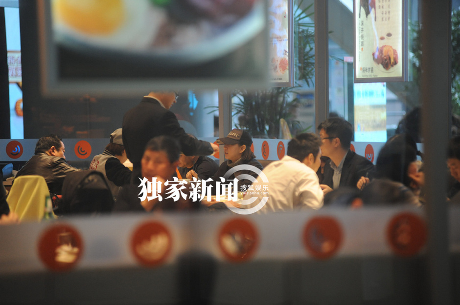 唐一菲打飞的探班凌潇肃 狼吞虎咽解决温饱