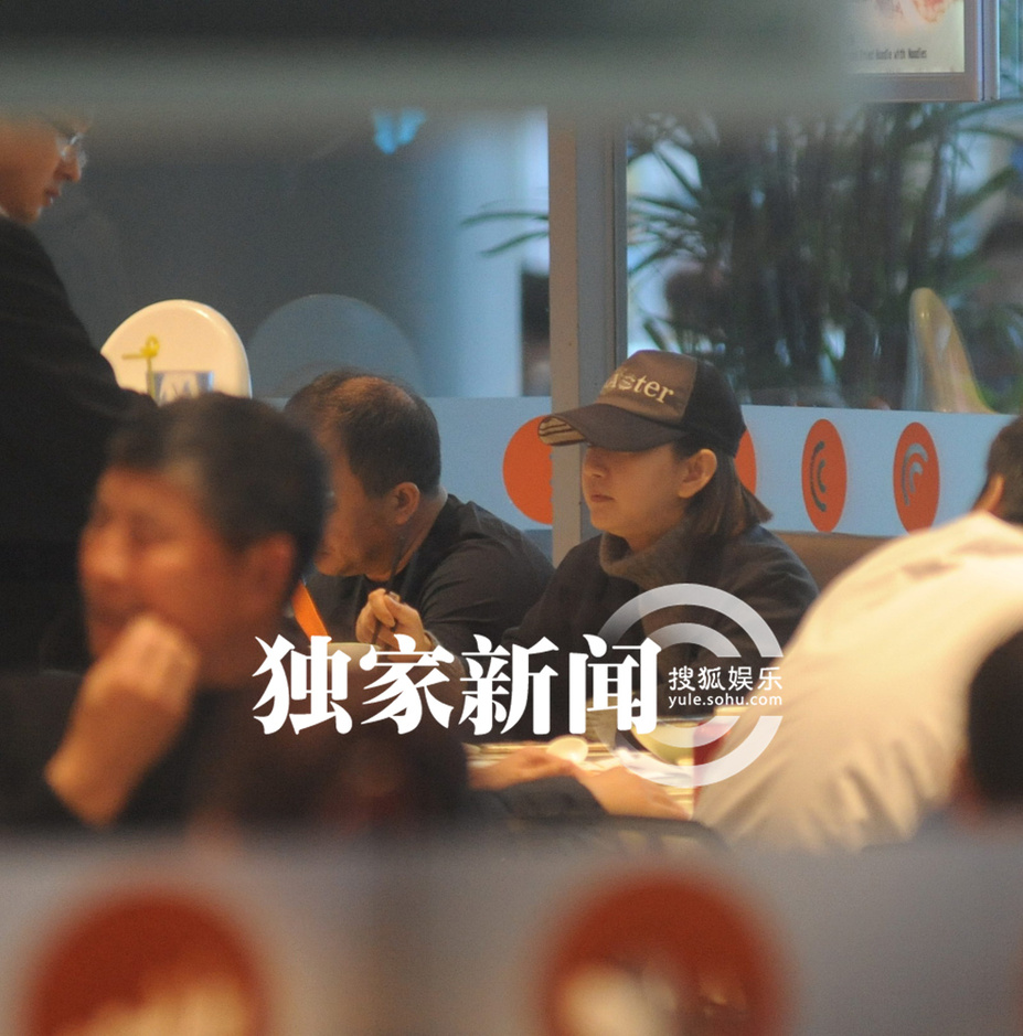 唐一菲打飞的探班凌潇肃 狼吞虎咽解决温饱