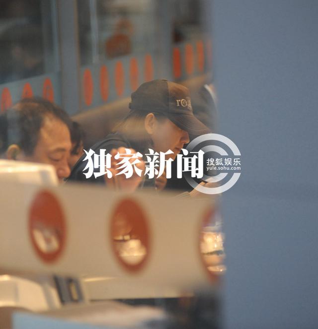 唐一菲打飞的探班凌潇肃 狼吞虎咽解决温饱