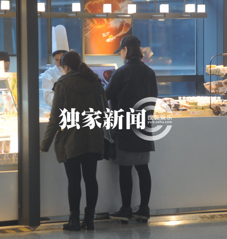 唐一菲打飞的探班凌潇肃 狼吞虎咽解决温饱